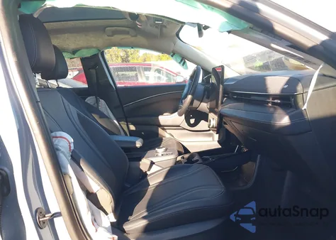 2024 Ford Mustang Mach-E Premium z USA, uszkodzony, nr VIN 3FMTK3R46RMA07135